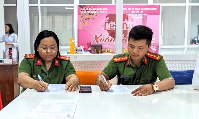 Nữ cảnh sát cùng đồng đội vượt hơn 60km hiến máu cứu 3 bệnh nhi