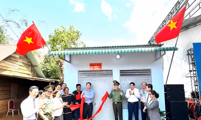 Bộ Công an tặng nhà mẫu, kinh phí xây 1.200 căn cho hộ nghèo, khó khăn Đắk Lắk