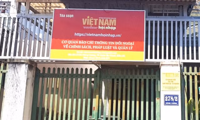 Một Phó Văn phòng đại diện tạp chí bị yêu cầu đình chỉ chức vụ 