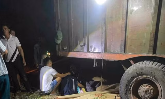 Hai người tử vong khi trú mưa dưới gầm xe máy cày
