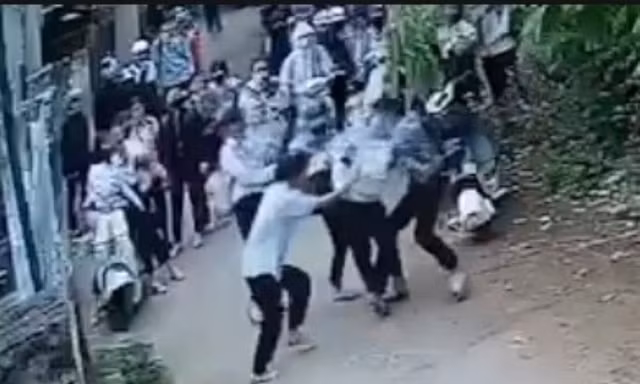 Nữ sinh lớp 10 bị hành hung, nhiều học sinh đứng ngoài reo hò quay clip