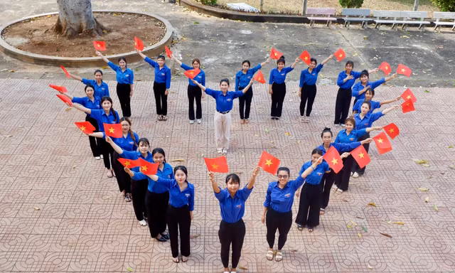 Giới trẻ Đắk Lắk xếp hình trái tim, lan tỏa niềm tự hào dân tộc