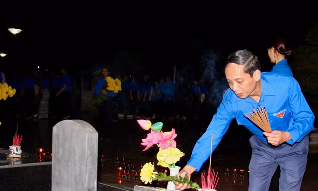 Hàng ngàn ngọn nến của đoàn viên, thanh niên Tây Nguyên tri ân các anh hùng liệt sĩ