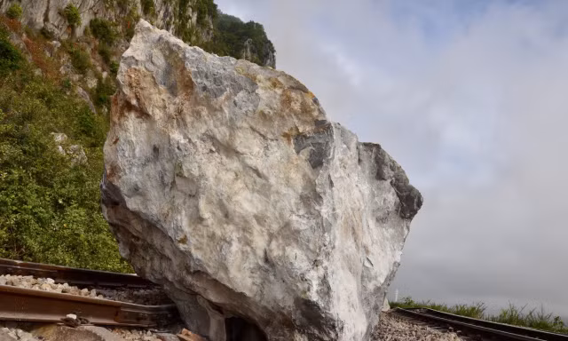 Hai cháu bé bị đá trên đồi rơi trúng người thương vong