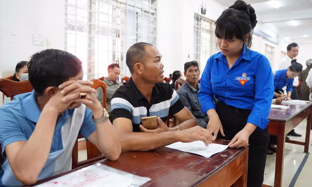 Quà tặng ý nghĩa với công dân đầu tiên hoàn thành thủ tục hành chính ở Đắk Lắk