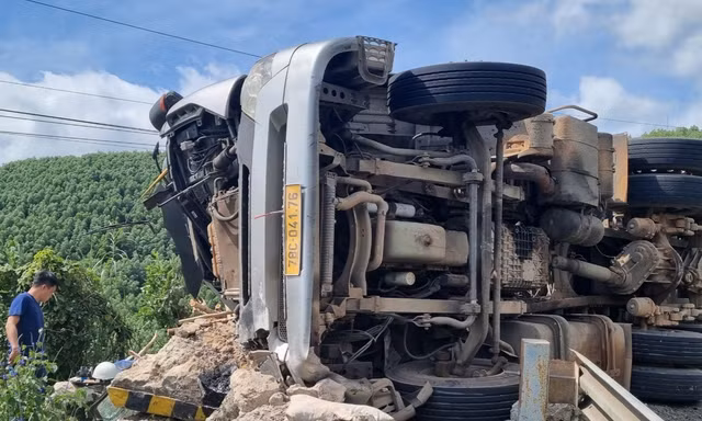 Xe tải chở gỗ lật trên đèo Phượng Hoàng, tài xế thoát nạn trong gang tấc