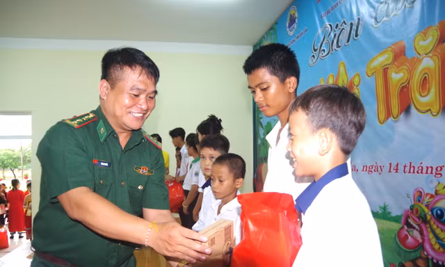Trẻ em xã biên giới Đắk Lắk vui hội trăng rằm
