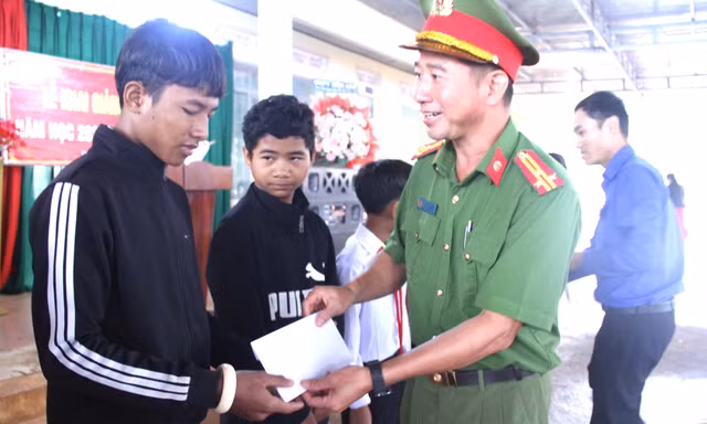 Những suất học bổng ý nghĩa trong ngày khai giảng ở Đắk Lắk