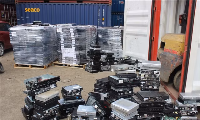 Tìm giải pháp xử lý 3.200 container phế liệu tại cảng biển TPHCM