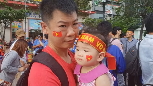 Cổ động viên nhí cổ vũ hết mình cho Olympic Việt Nam