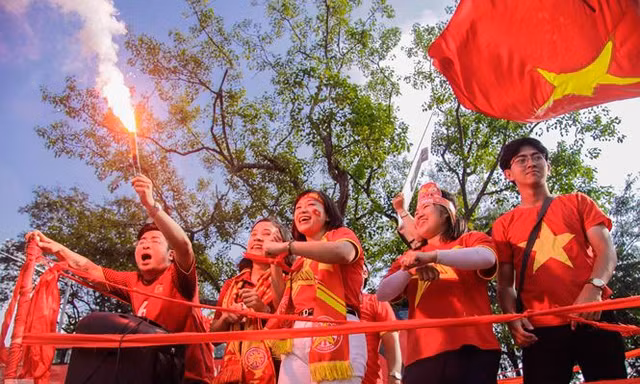 CSGT 'thiết quân luật' xử lý CĐV đốt pháo sáng khi xuống đường