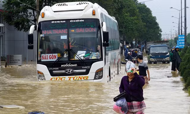 Nha Trang và nhiều thành phố miền Trung đối diện với nguy cơ ngập úng nghiêm trọng do mưa bão.