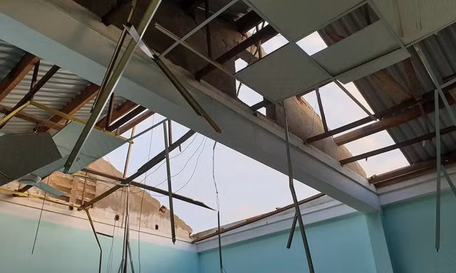 Một phòng học ở Quảng Ngãi bị tốc mái sau cơn bão số 11 vừa qua. 