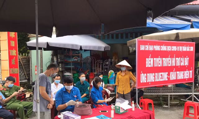 Lạng Sơn thiết lập các điểm lưu động cài đặt Bluezone cho người dân.