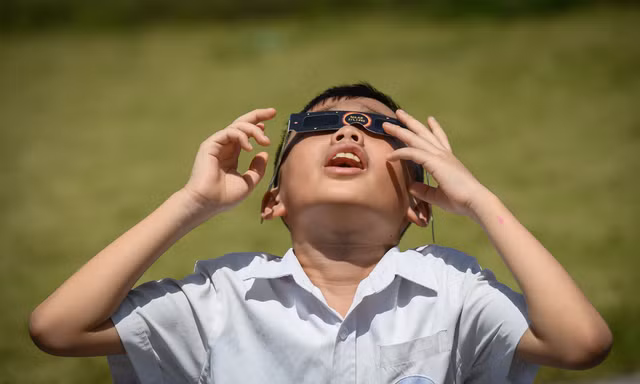 Sự kiện thiên văn kỳ thú thu hút rất nhiều học sinh tại Hà Nội.