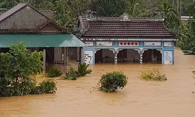 Áp thấp nhiệt đới trên Biển Đông có khả năng mạnh thêm và di chuyển về phía đất liền các tỉnh Trung và Nam Trung Bộ.
