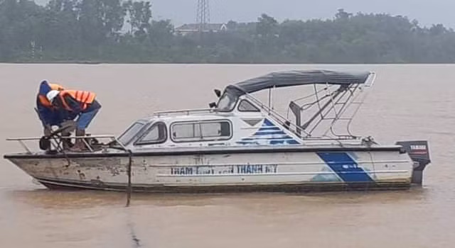 Cán bộ khí tượng thủy văn dầm mình trong mưa lũ làm nhiệm vụ. 