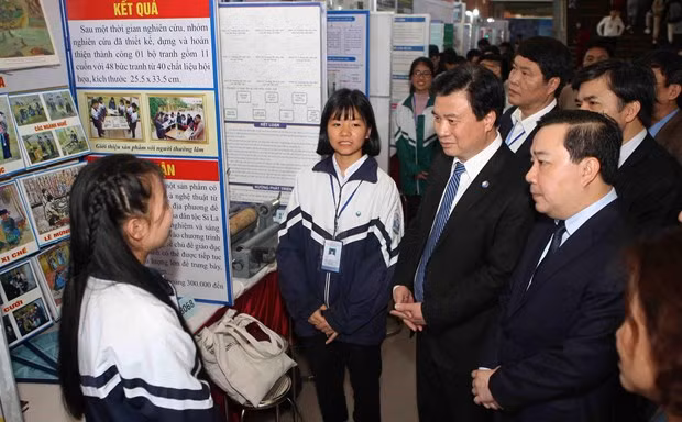 Học sinh giới thiệu dự án khoa học của mình.
