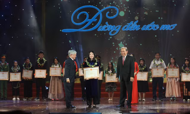 Ba cô gái người dân tộc thiểu số có thành tích học tập 'khủng' nhất
