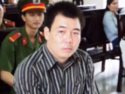 Đang thụ án, được thăng chức phó phòng tín dụng