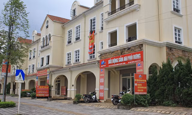 Biệt thự ‘triệu đô’ đua nhau cắt lỗ, chuyên gia cảnh báo về làn sóng xả hàng