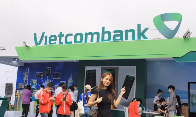 Nam thanh nữ tú rầm rộ chia sẻ ảnh tại gian hàng của Vietcombank tại Sóng Festival