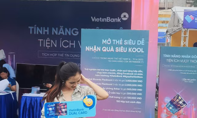 Sinh viên đội mưa đến Sóng Festival để tham quan gian hàng của VietinBank