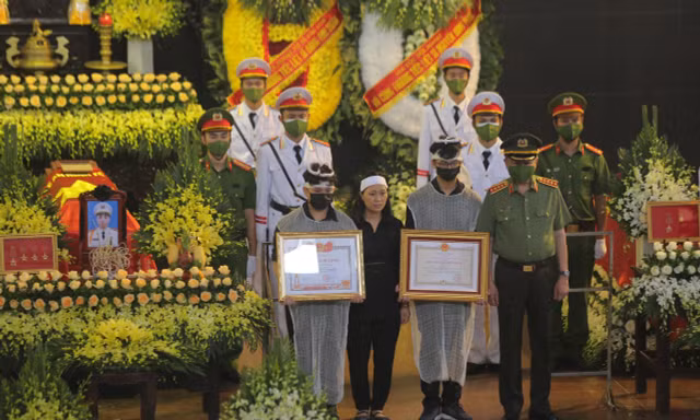 Người thân thay 3 liệt sĩ nhận Huân chương, Bằng 'Tổ quốc ghi công' và Huy hiệu 'Tuổi trẻ dũng cảm'