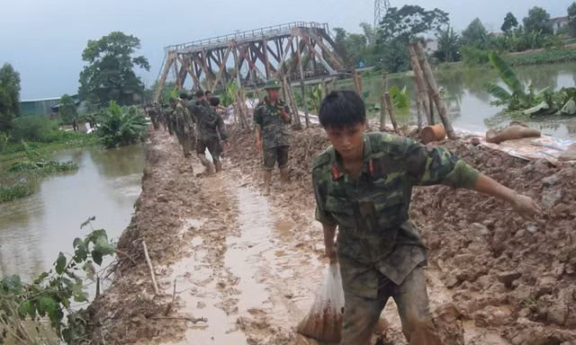 Hơn 350 bộ đội, dân quân chống vỡ đê sông Nhuệ