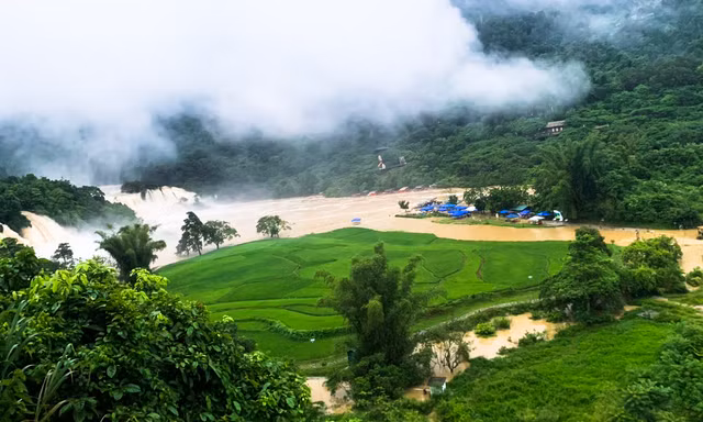 Mưa lớn, nước dâng ngập chân Thác Bản Giốc