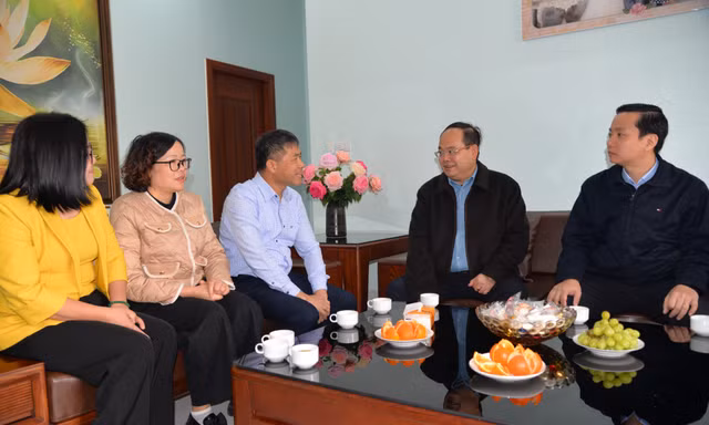 Bí thư Tỉnh ủy Cao Bằng thăm thân nhân gia đình các đảng viên Chi bộ đầu tiên của tỉnh