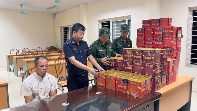 Bắt đối tượng vận chuyển pháo lậu qua biên giới 