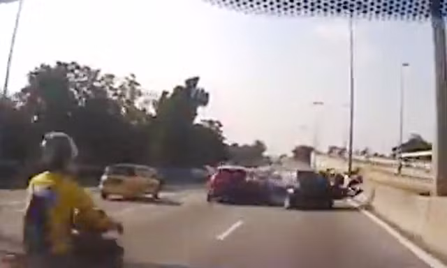 Va chạm liên hoàn, 3 xe máy đâm liên tiếp vào ôtô