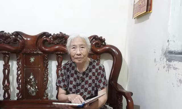 Bà cụ 82 tuổi quyên tiền để phát cháo miễn phí cho bệnh nhân nghèo