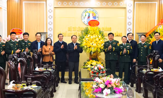 Bí thư Tỉnh ủy Cao Bằng chúc mừng ngày truyền thống lực lượng Bộ đội Biên phòng