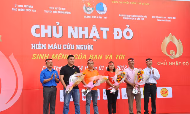 Sôi động Chủ Nhật Đỏ tại Cần Thơ