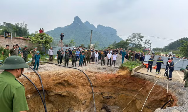 Bơm nước tìm người và xe rơi xuống 'hố tử thần' ở Bắc Kạn