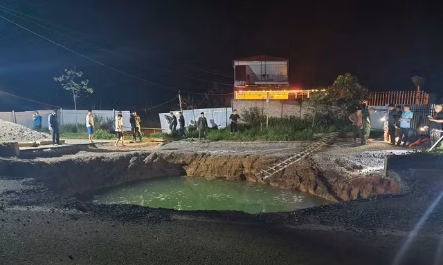 Tìm kiếm người và xe nghi rơi xuống 'hố tử thần' ngập nước ở Bắc Kạn