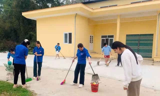 Thanh niên Cao Bằng ra quân hưởng ứng cao điểm tình nguyện xây dựng đô thị văn minh
