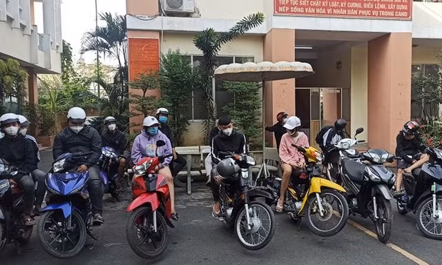 Cảnh sát bao vây, bắt giữ hàng chục ‘quái xế’ so tốc độ trên quốc lộ