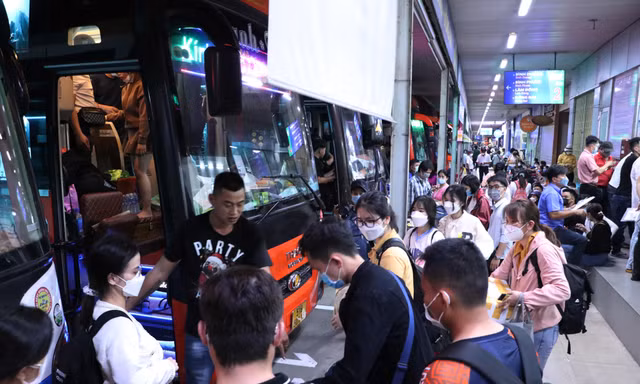 Người dân TPHCM ùn ùn ra bến xe, sân bay về quê ăn Tết