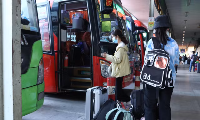 21 tháng Chạp, bến xe lớn nhất TPHCM đã có không khí Tết