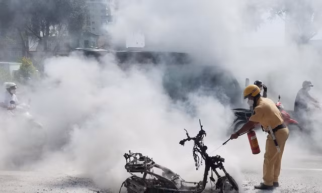 Đang chạy, xe máy bất ngờ bốc cháy còn trơ khung