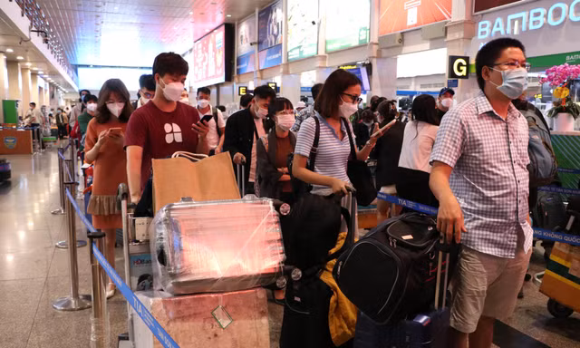 'Rồng rắn' xếp hàng về quê ở sân bay Tân Sơn Nhất sáng 27 Tết