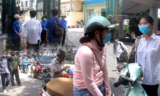 Hà Nội: Sĩ tử đến sớm làm thủ tục, nghe phổ biến quy chế thi tốt nghiệp THPT 2021