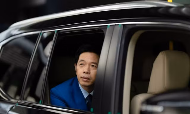 "Ông hoàng phòng vé" Thái Hòa thoát vai nghèo, tạo hình tài phiệt gây tò mò