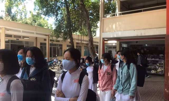 TP.HCM: Chỉ còn 3 ngày để hoàn thành kiểm tra học kỳ II, teen và thầy cô xoay xở ra sao?