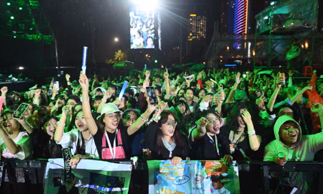 Giới trẻ "quẩy hết mình" tại phố đi bộ trong đêm Countdown đón năm mới 2025