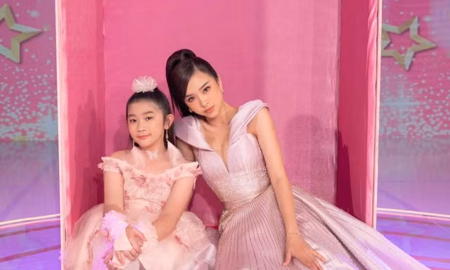 Á hậu Thúy An hóa thân thành búp bê Barbie khi chấm thi "Siêu mẫu nhí"