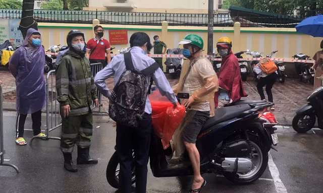 Teen Hà Nội đội mưa tới trường trong ngày đầu bước vào kỳ thi tuyển sinh lớp 10 THPT